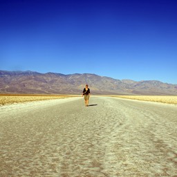 Marja op Badwater Death Valley