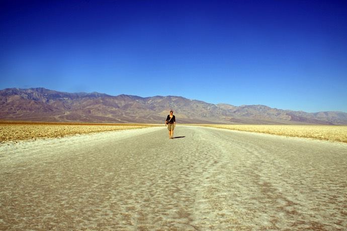 Marja op Badwater Death Valley